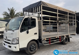 Xe Hino XZU720L 3T5 - Thùng Chở Gia Cầm 196 Lồng