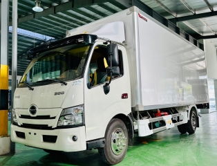 Xe tải Hino XZU730L 5 Tấn Thùng Bảo Ôn OXY